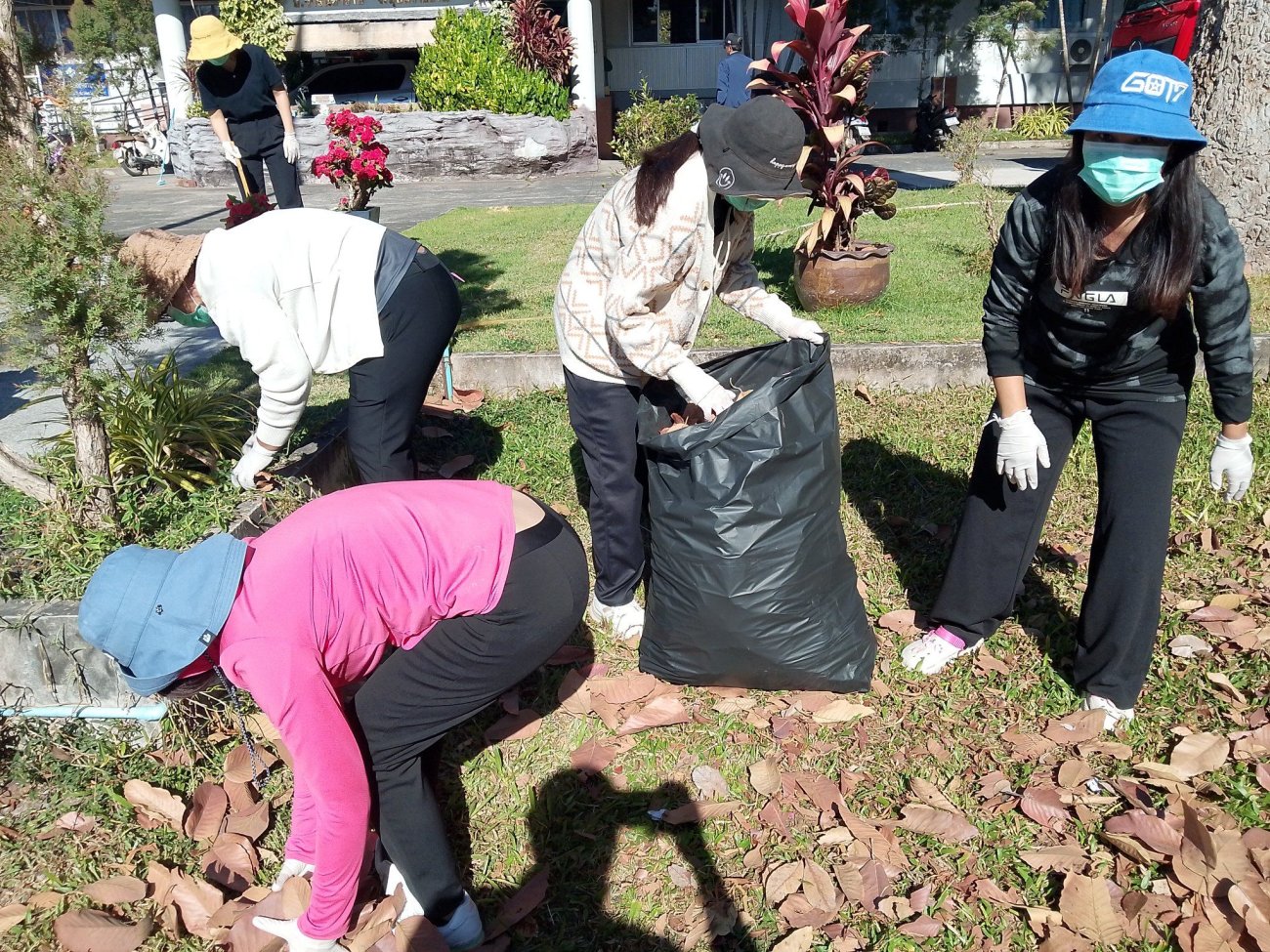 17/12/2568..…เทศบาลตำบลบุ่งไหม  จัดกิจกรรม “Big Cleaning Day” วันที่ 17  ธันวาคม  2568 นายปรีชา  เงินหมื่น นายกเทศมนตรีตำบลบุ่งไหม /นำคณะผู้บริหาร สมาชิกสภาเทศบาล /หัวหน้าส่วนราชการ/เจ้าหน้าที่เทศบาล ร่วมกิจกรรม Big Cleaning Day ขึ้น ณ สำนักงานเทศบาลและบริเวณโดยรอบ โดยมีวัตถุประสงค์เพื่อทำความสะอาดพื้นที่ทำงานให้มีความสะอาดเรียบร้อย สร้างสภาพแวดล้อมที่ดี และส่งเสริมความตระหนักในการรักษาความสะอาดในสถานที่ทำงาน