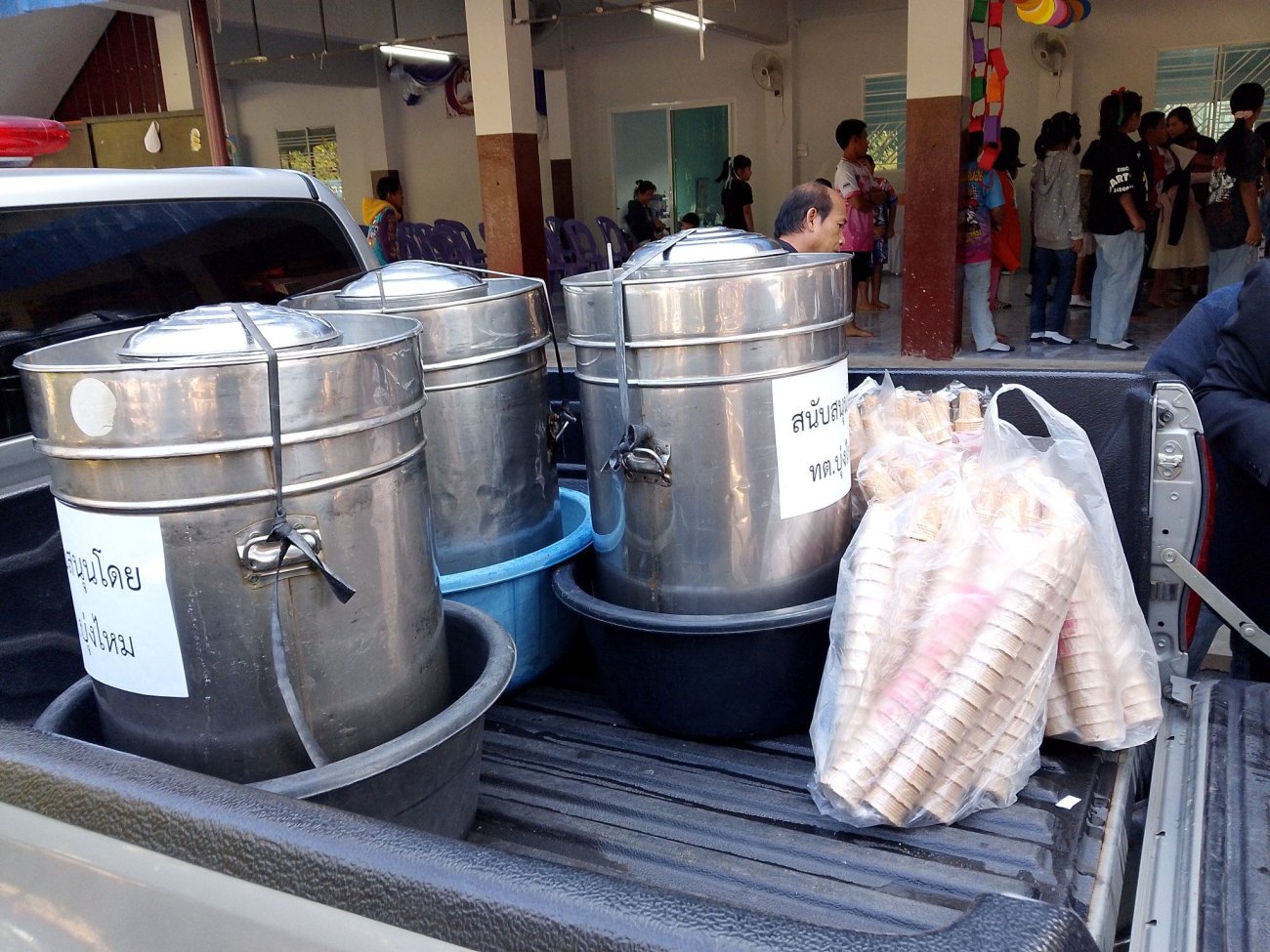 9/1/2569........นายปรีชา  เงินหมื่น  นายกเทศมนตรีตำบลบุ่งไหม/คณะผู้บริหาร/สมาชิกสภาเทศบาล ร่วมลงพื้นที่มอบ ไอศกรีม และขนม ให้กับเด็กนักเรียน  โรงเรียนในพื้นที่ตำบลบุ่งไหม อำเภอวารินชำราบ  จังหวัดอุบลราชธานี