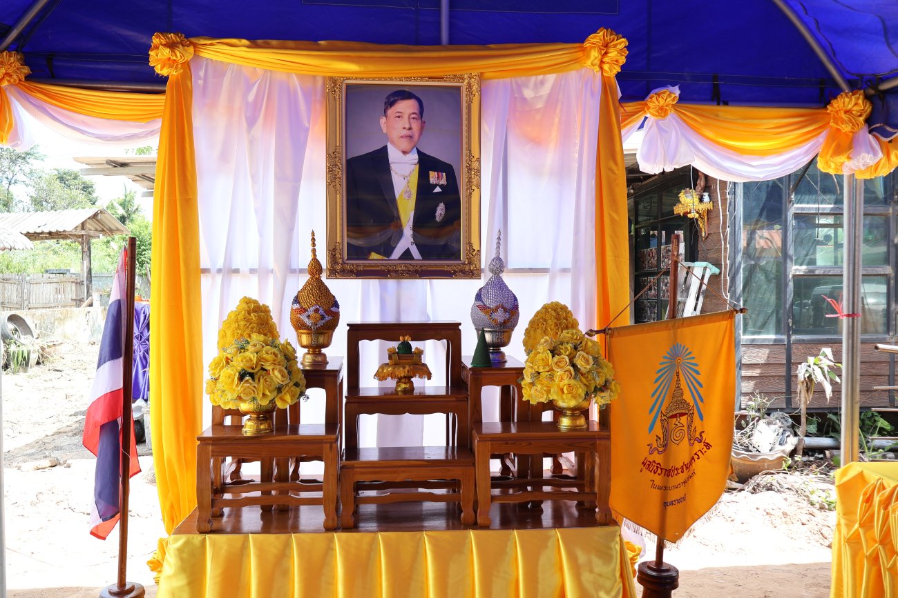 30  กันยายน  2569.....นายณรงค์ เทพเสนา ผู้ว่าราชการจังหวัดอุบลราชธานี มอบหมายให้  นางขนิษฐา แห่งธรรม หัวหน้า สนง.ป้องกันและบรรเทาสาธารณภัย  จังหวัดอุบลราชธานี    ลงพื้นที่เป็นประธานในพิธีเชิญถุงพระราชทานมูลนิธิราชประชานุเคราะห์ ในพระบรมราชูปถัมภ์ มามอบให้แก่ผู้ประสบอัคคีภัย   ราย นางธัญชนก  คุณวงศ์  บ้านเลขที่ 288  หมู่ที่6 บ้านคำกลางใหม่   ตำบลบุ่งไหม  อำเภอวารินชำราบ จังหวัดอุบลราชธานี (เสียหายทั้งหลัง) โดยมี นายอุดมศักดิ์ นวลศิริ นายอำเภอวารินชำราบ/ นายพรภวิษค์ เพียเเก้ว  หัวหน้าฝ่ายสงเคราะห์ผู้ประสพภัย    แทนหัวหน้า ป้องกันและบรรเทาสาธารณภัยจังหวัดอุบลราชธานี/พ.ต.อ.ประดิษฐ์ ทะประสิทธิ์จิตต์  ผู้กำกับการภูธรอำเภอวารินชำราบ /กอ.รมน.จังหวัด อ.บ. /นายปรีชา  เงินหมื่น  นายกเทศมนตรีตำบลบุ่งไหม/คณะผู้บริหาร/สมาชิกสภาเทศบาลเขตที่1-2 / กำนัน ผู้ใหญ่บ้าน และผู้ช่วยผู้ใหญ่บ้าน . ร่วมพิธีพระราชทานถุงยังชีพ ให้ความช่วยเหลือและบรรเทาทุกข์แก่ประชาชนผู้ประสบอัคคีภัย ราย นางธัญชนก  คุณวงศ์  บ้านเลขที่ 288 หมู่ที่ 6  บ้านคำกลางใหม่  ตำบลบุ่งไหม  อำเภอวารินชำราบ (เสียหายทั้งหลัง)